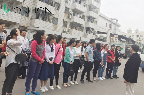 歐恩照明員工排隊(duì)前往醫(yī)院體檢 歐恩照明員工排隊(duì)前往醫(yī)院體檢