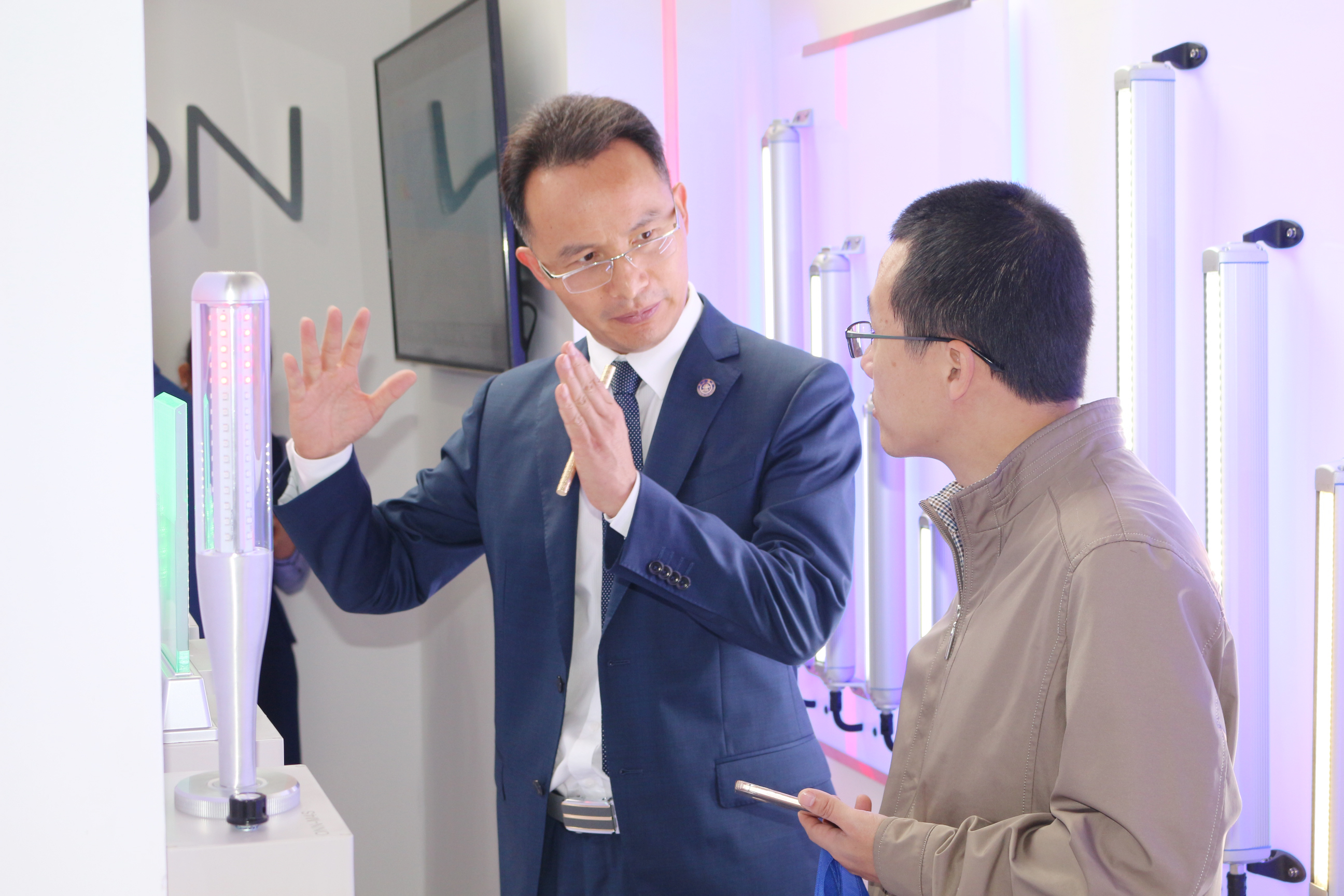 鄭總介紹新品LED機床工作燈